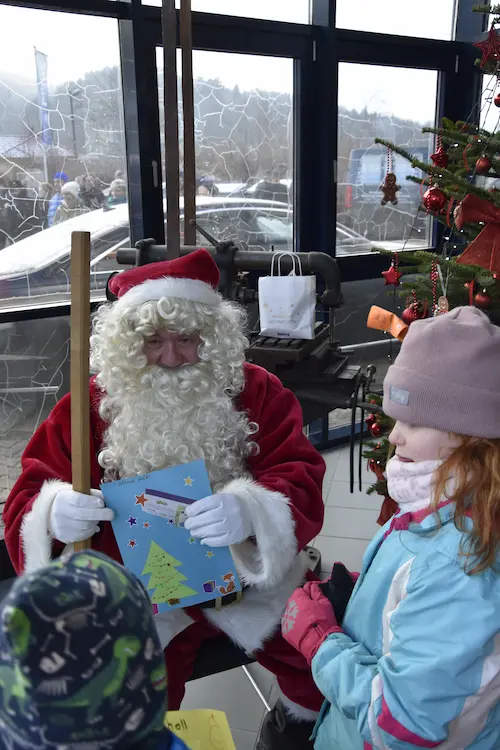 Kinder vom Kinderhospiz beim Weihnachtsmann